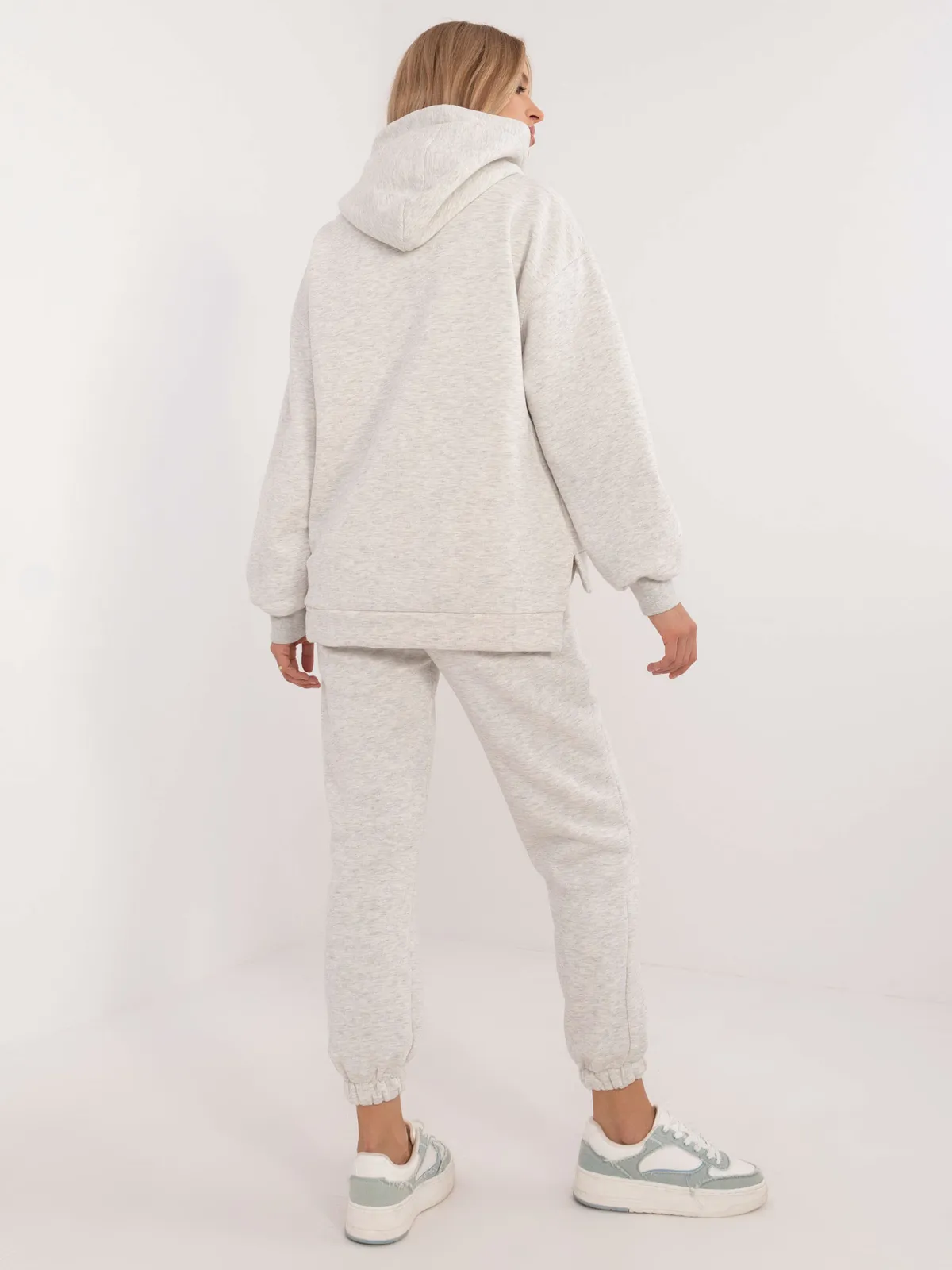 Oversize komplet dresowy z bluzą kangurką - zdjęcie 1