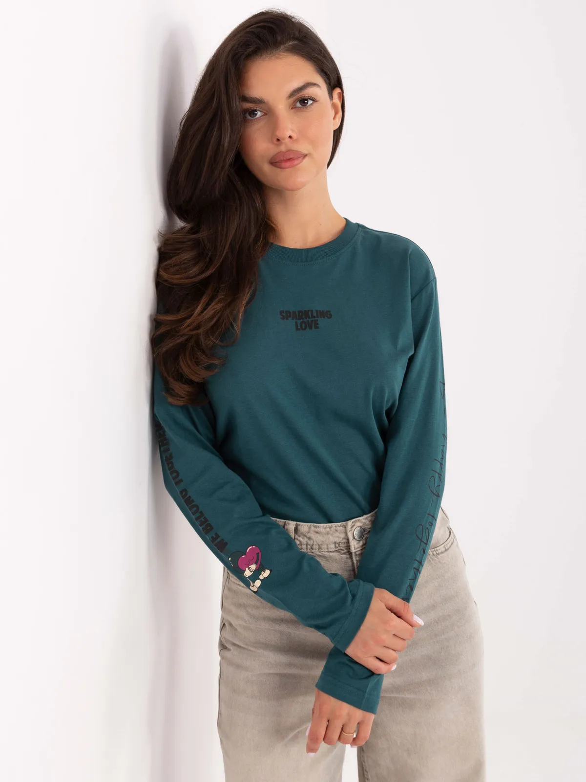 Longsleeve oversize z graficznym nadrukiem na plecach - zdjęcie 2