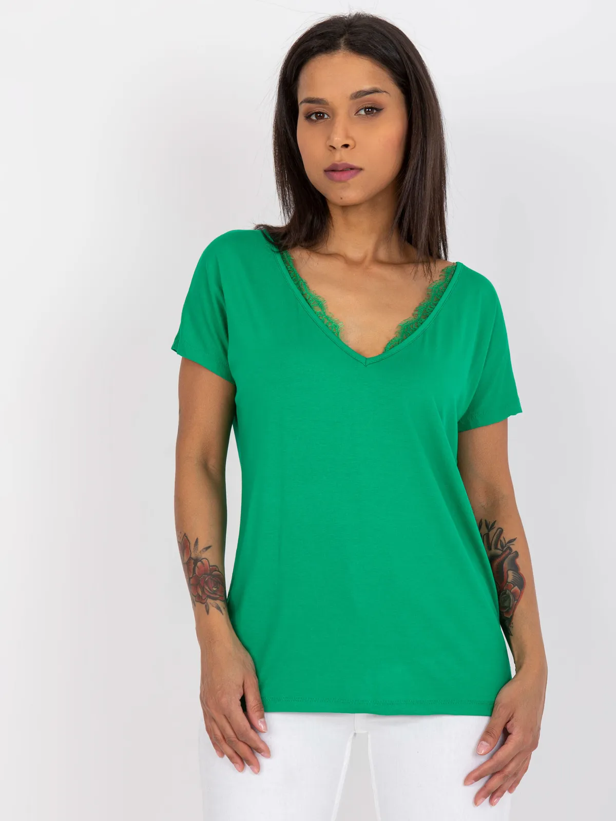 Casualowy t-shirt z dekoltem w serek i koronką - zdjęcie 1