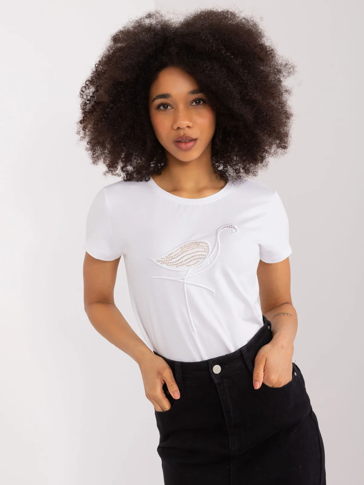 Casualowy t-shirt z ozdobną aplikacją z cyrkonii - zdjęcie 1