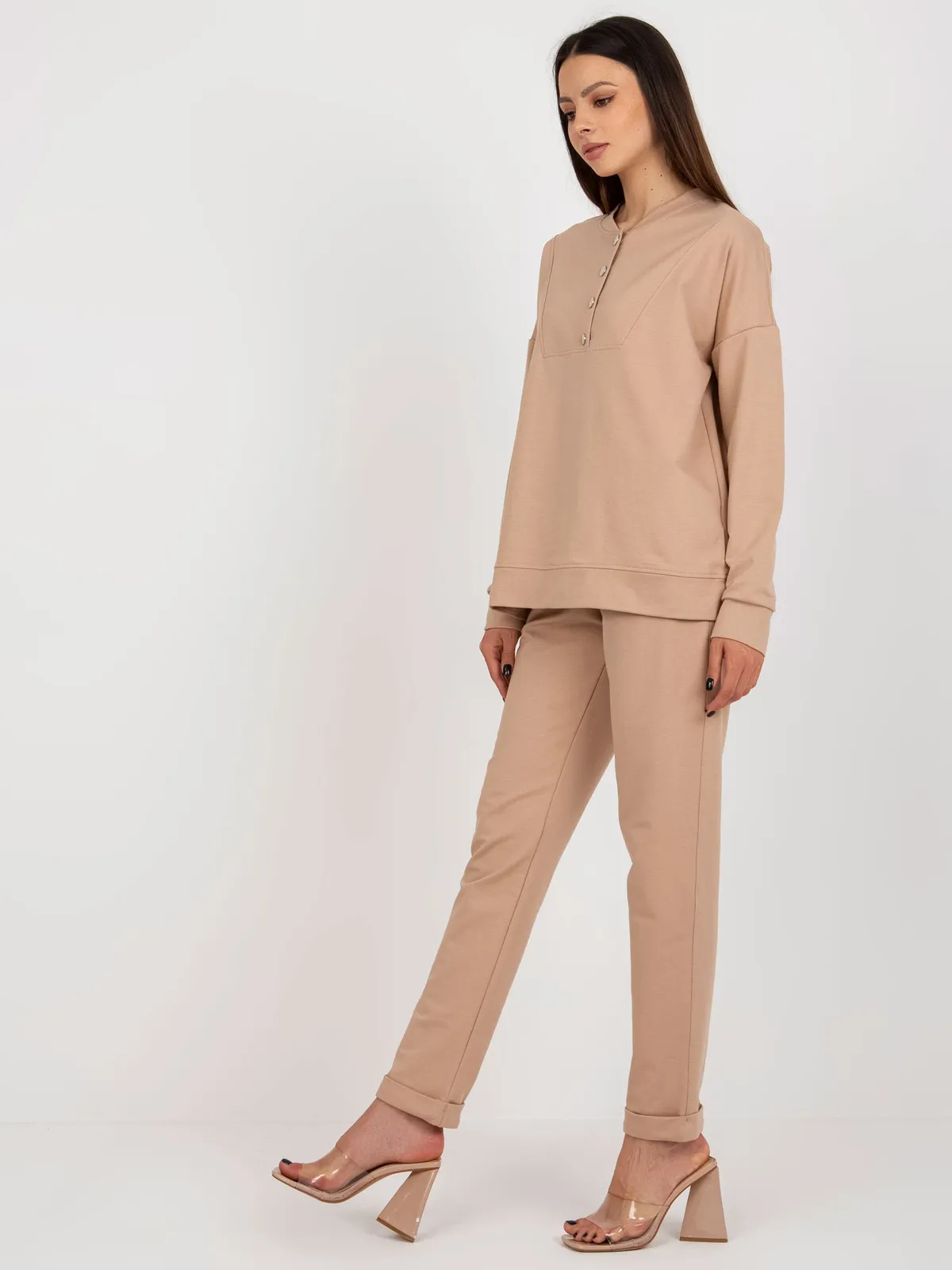 Camelowy komplet casualowy z bluzą - zdjęcie 2