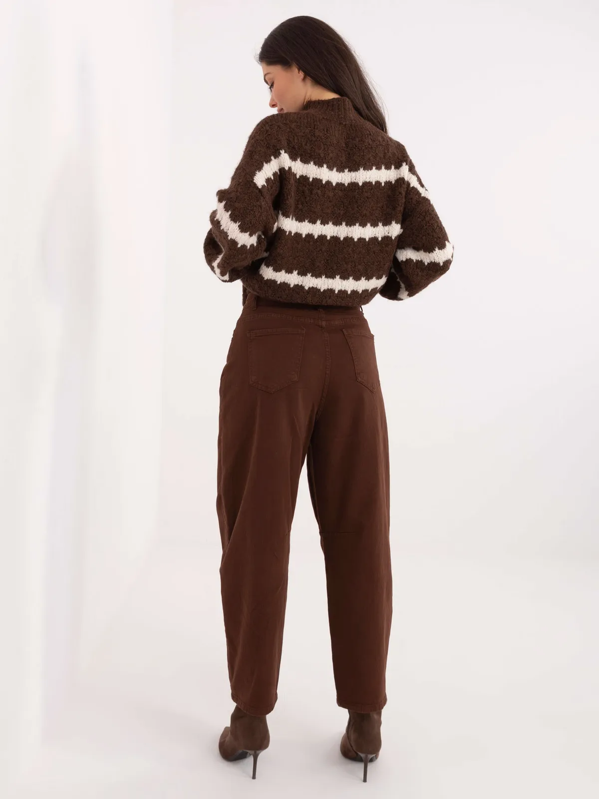 Klasyczne spodnie jeansowe o kroju baggy - zdjęcie 1