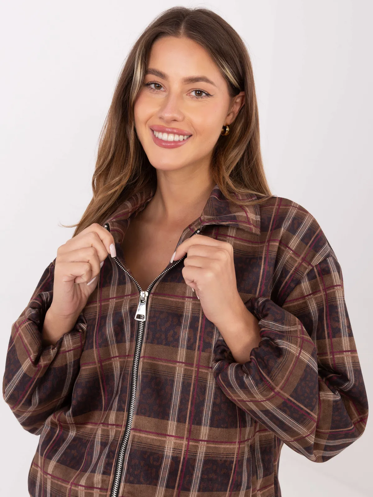 Krótka kurtka w kratę o kroju oversize - zdjęcie 1