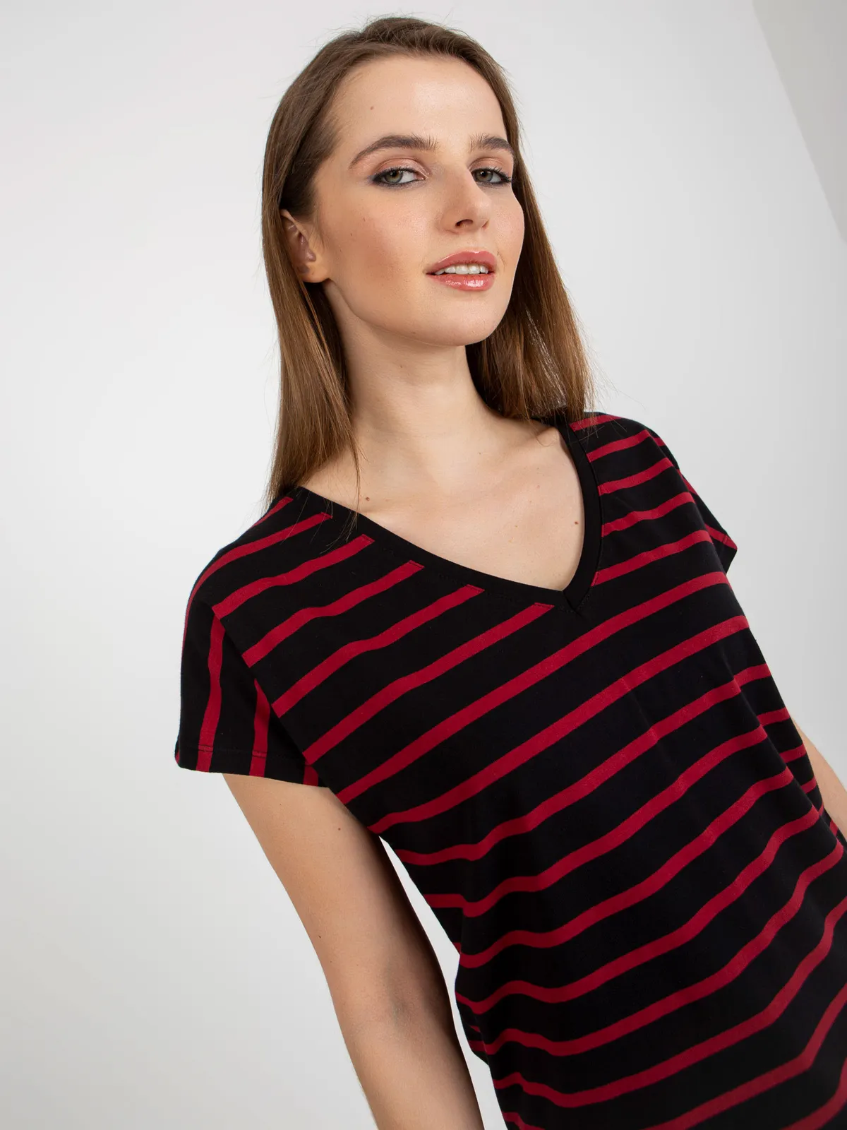 Czarno-czerwony damski t-shirt basic w paski z bawełny - zdjęcie 4