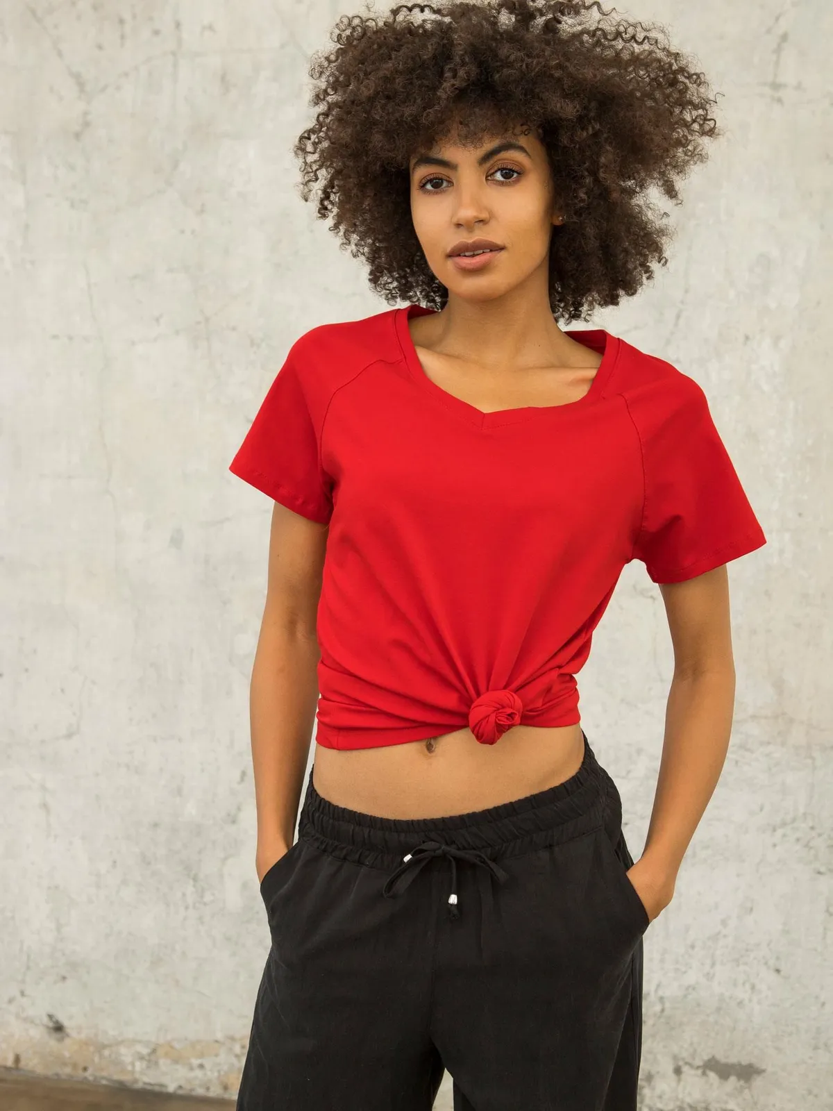 Czarny t-shirt FOR FITNESS z dekoltem w serek - zdjęcie 4