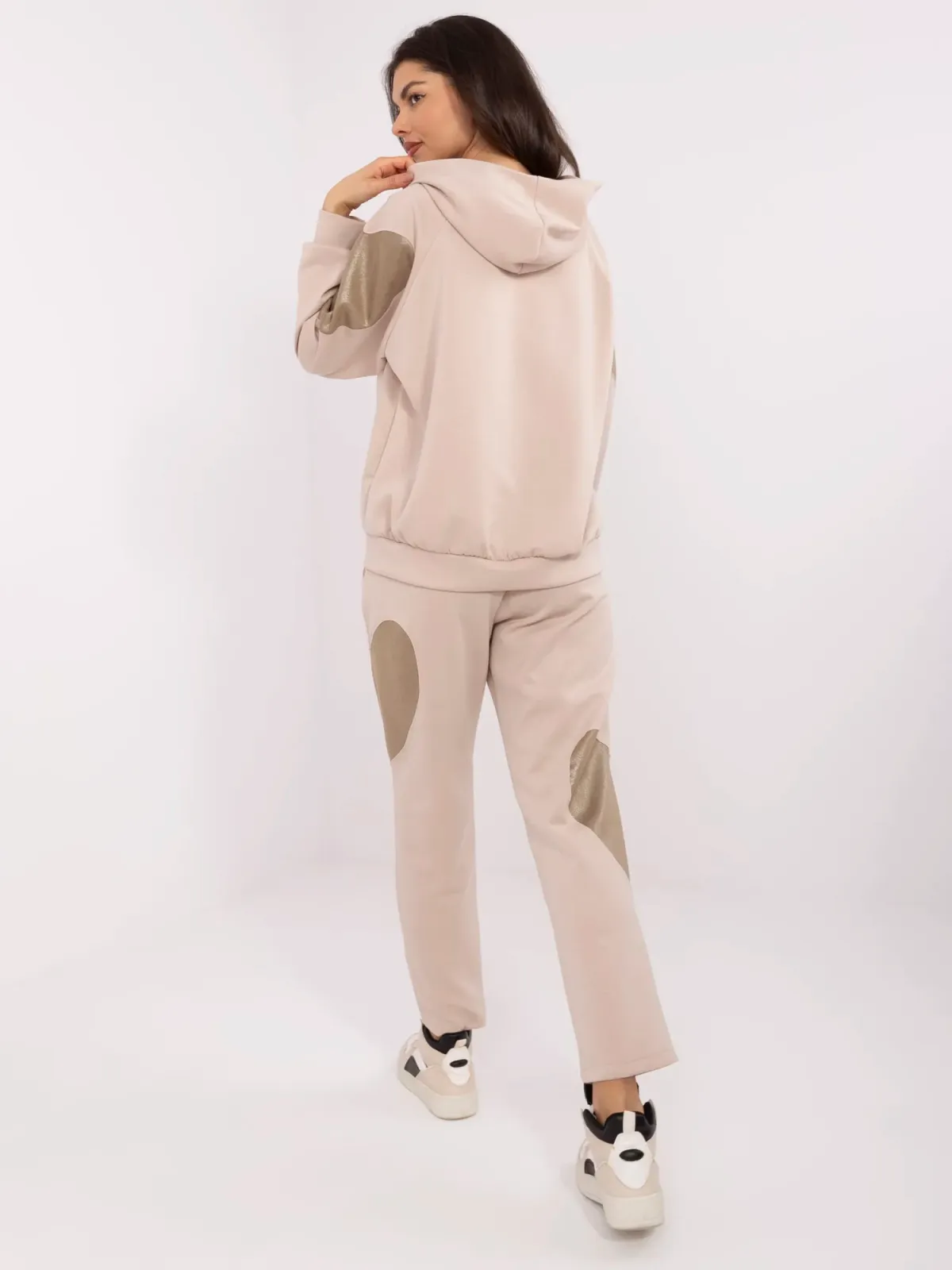 Dwuczęściowy komplet dresowy z bluzą i sercami - zdjęcie 1