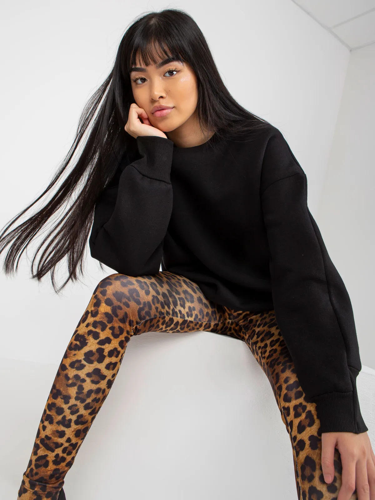 Ciemnoniebieska dresowa bluza basic oversize - zdjęcie 5
