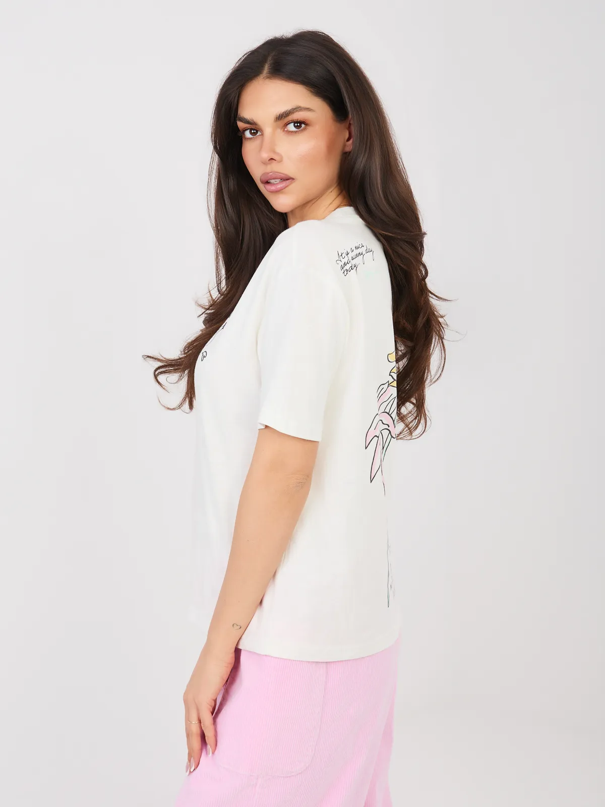 T-shirt oversize z dziewczęcym nadrukiem - zdjęcie 3