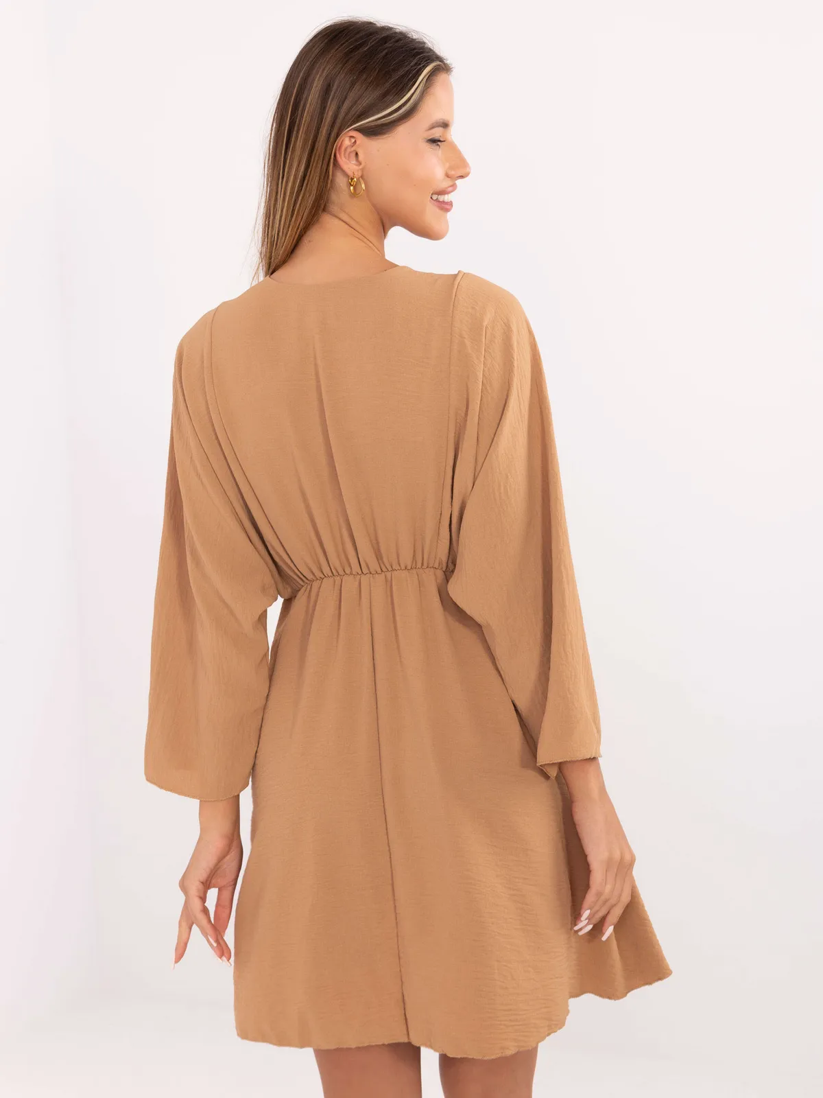 Rozkloszowana sukienka mini z głębokim dekoltem - zdjęcie 1