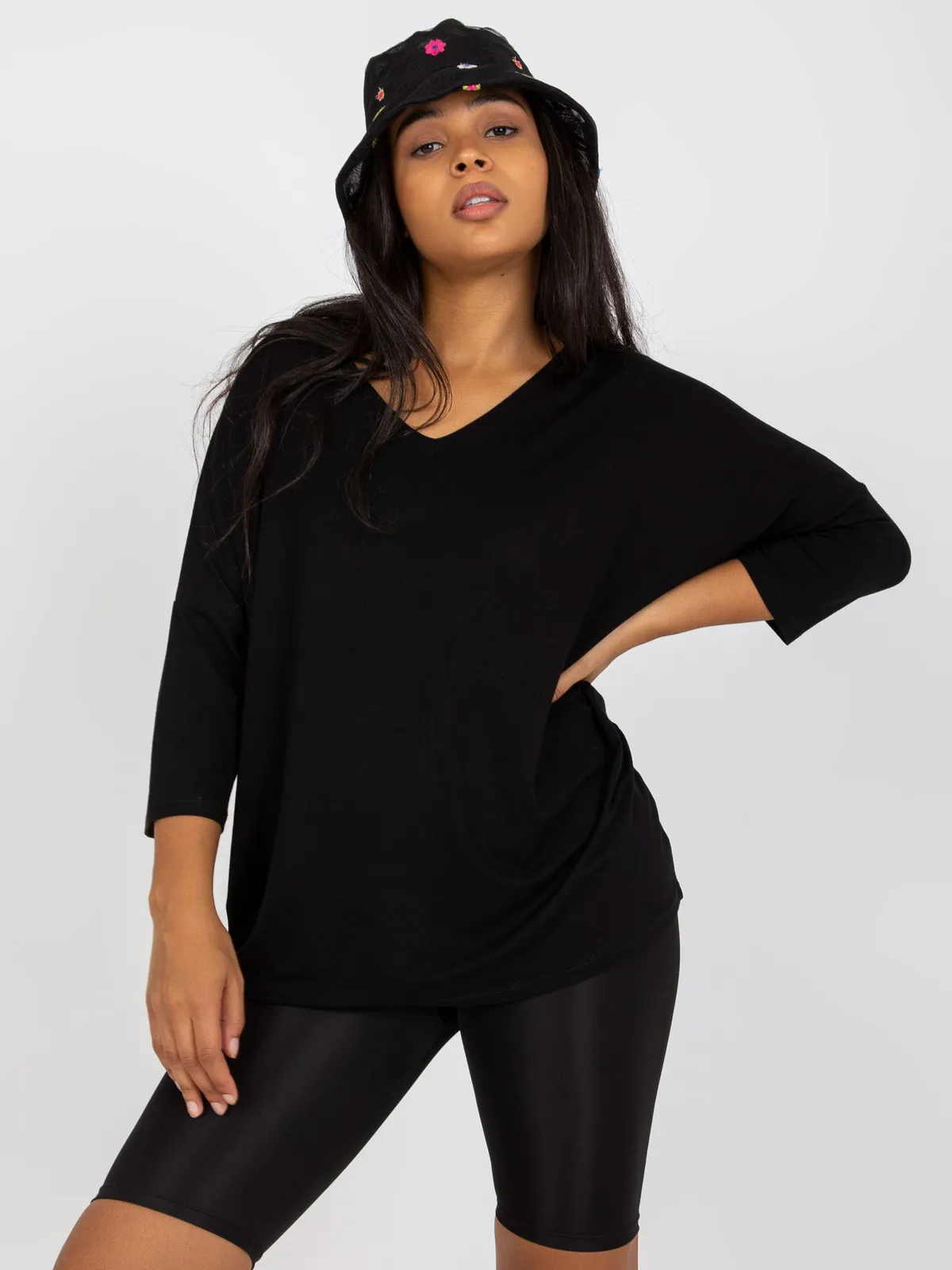 Biała codzienna bluzka plus size z dekoltem w serek - zdjęcie 3