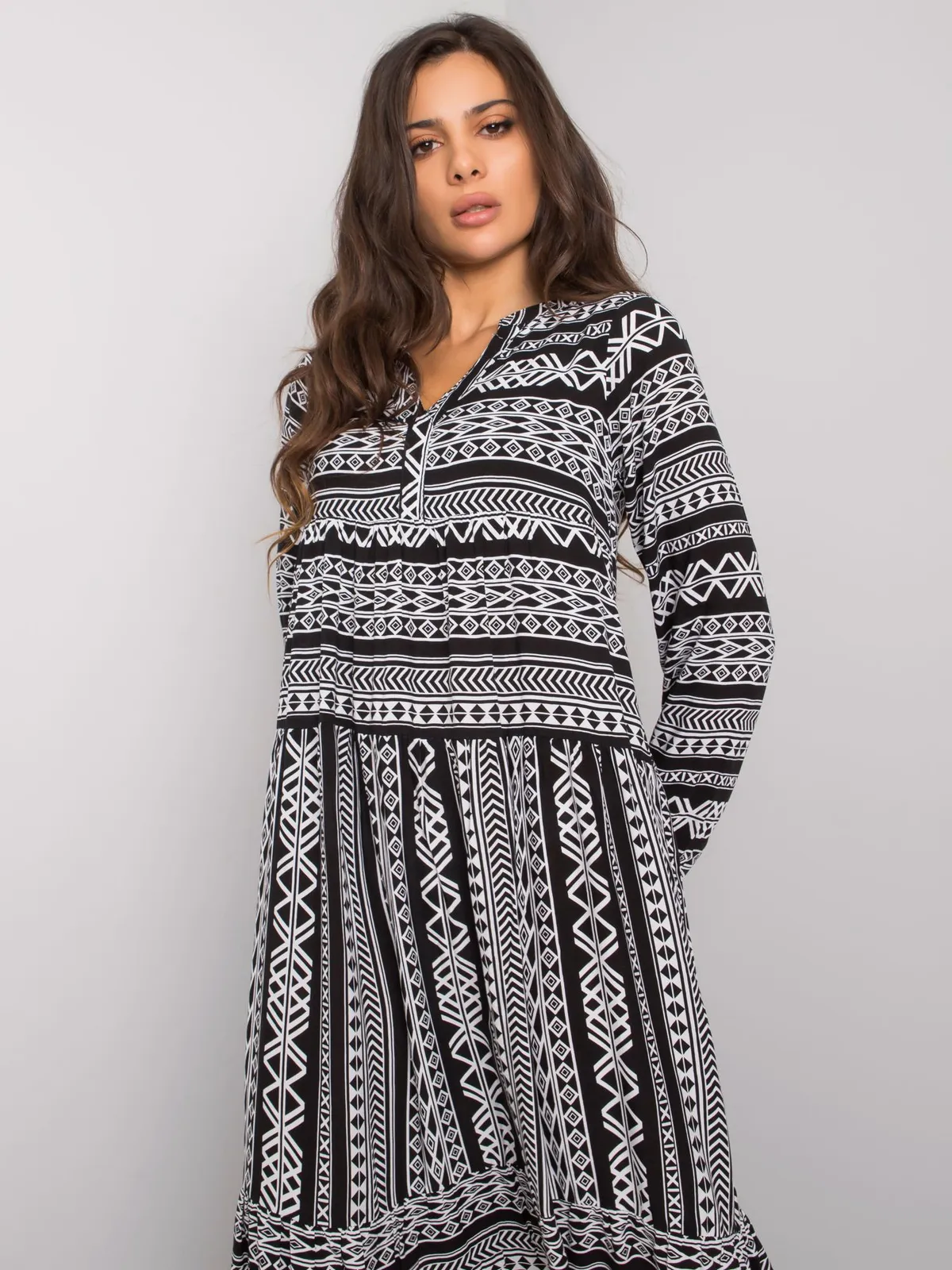 Czarna sukienka maxi w geometryczne wzory - zdjęcie 3