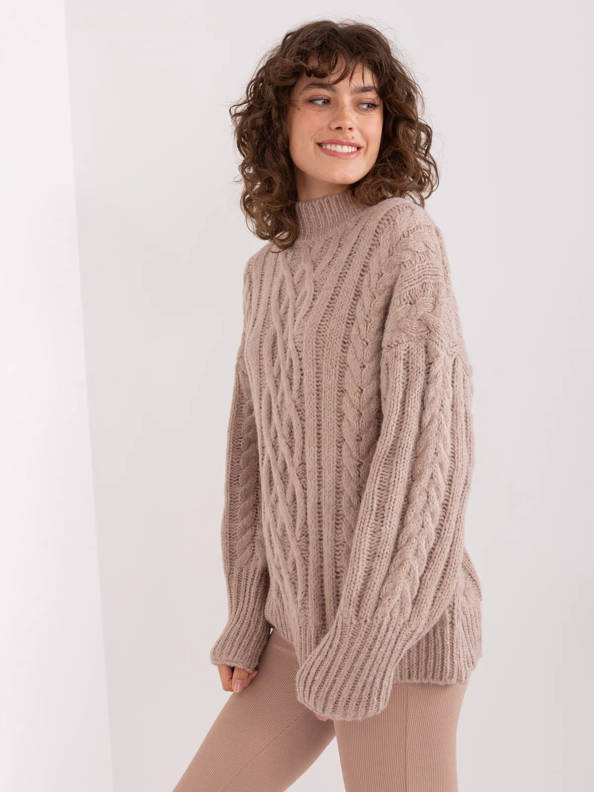 Jasnobeżowy sweter z warkoczami o luźnym kroju - zdjęcie 4