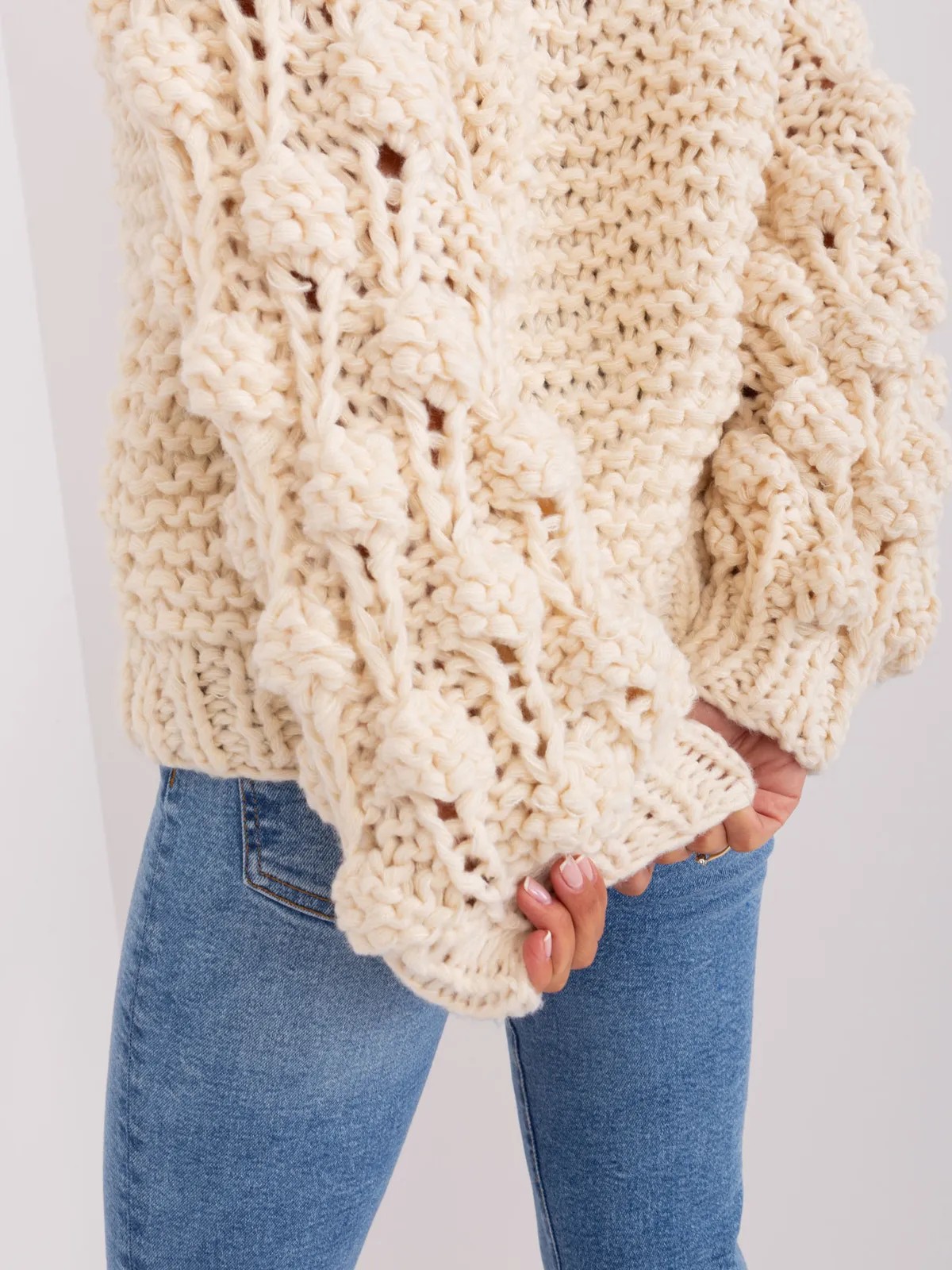 Fioletowy sweter oversize z bufiastym rękawem - zdjęcie 2