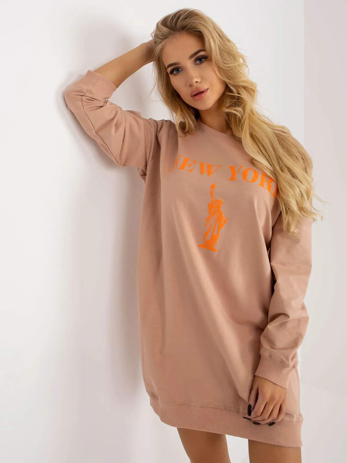 Jasnobrązowo-pomarańczowa długa bluza oversize z nadrukiem - zdjęcie 4