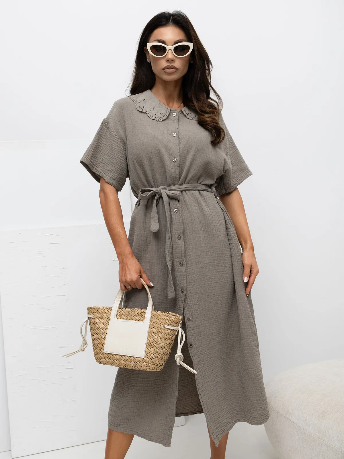 Sukienka szmizjerka z subtelnym kołnierzykiem i paskiem - zdjęcie 1