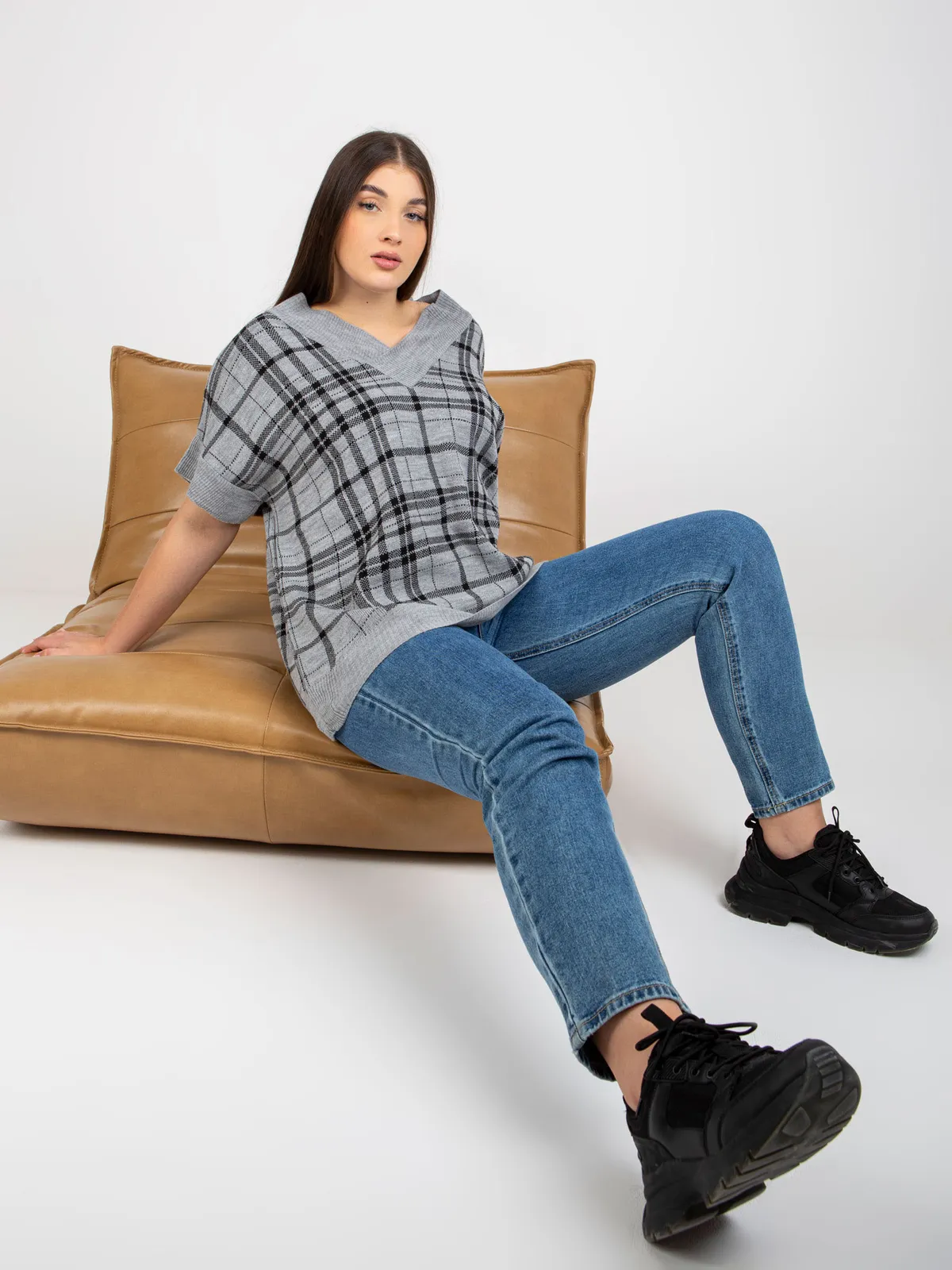 Szara dzianinowa kamizelka plus size z dekoltem V - zdjęcie 3