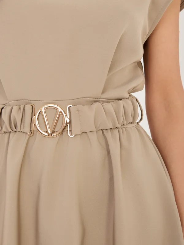 Elegancka sukienka midi z ozdobnym paskiem