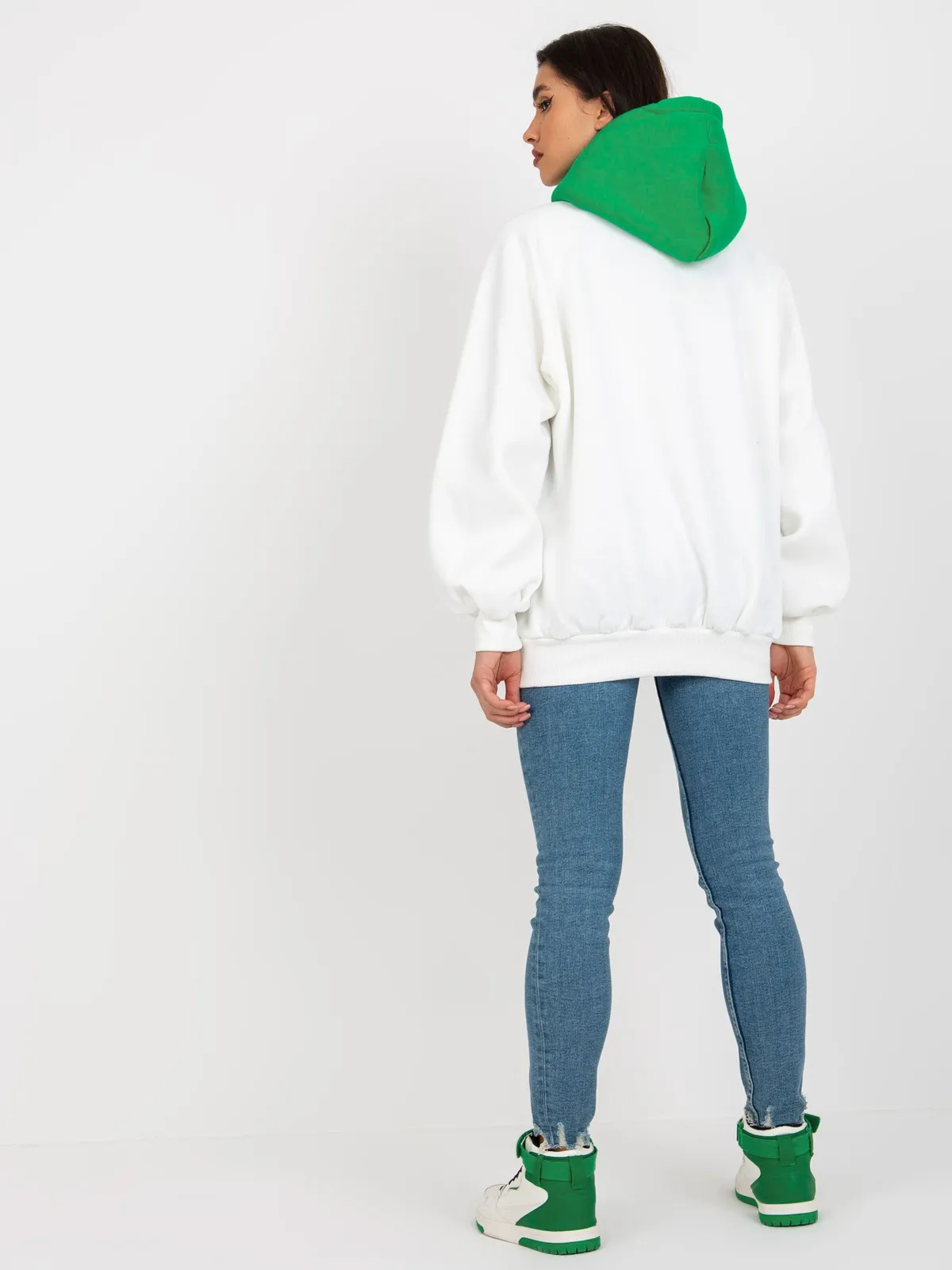 Beżowo-czarna luźna dresowa bluza basic z kapturem - zdjęcie 2