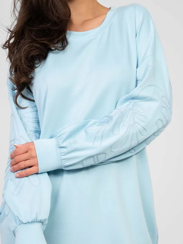 Casualowa sukienka mini z ozdobnym haftem na rękawach