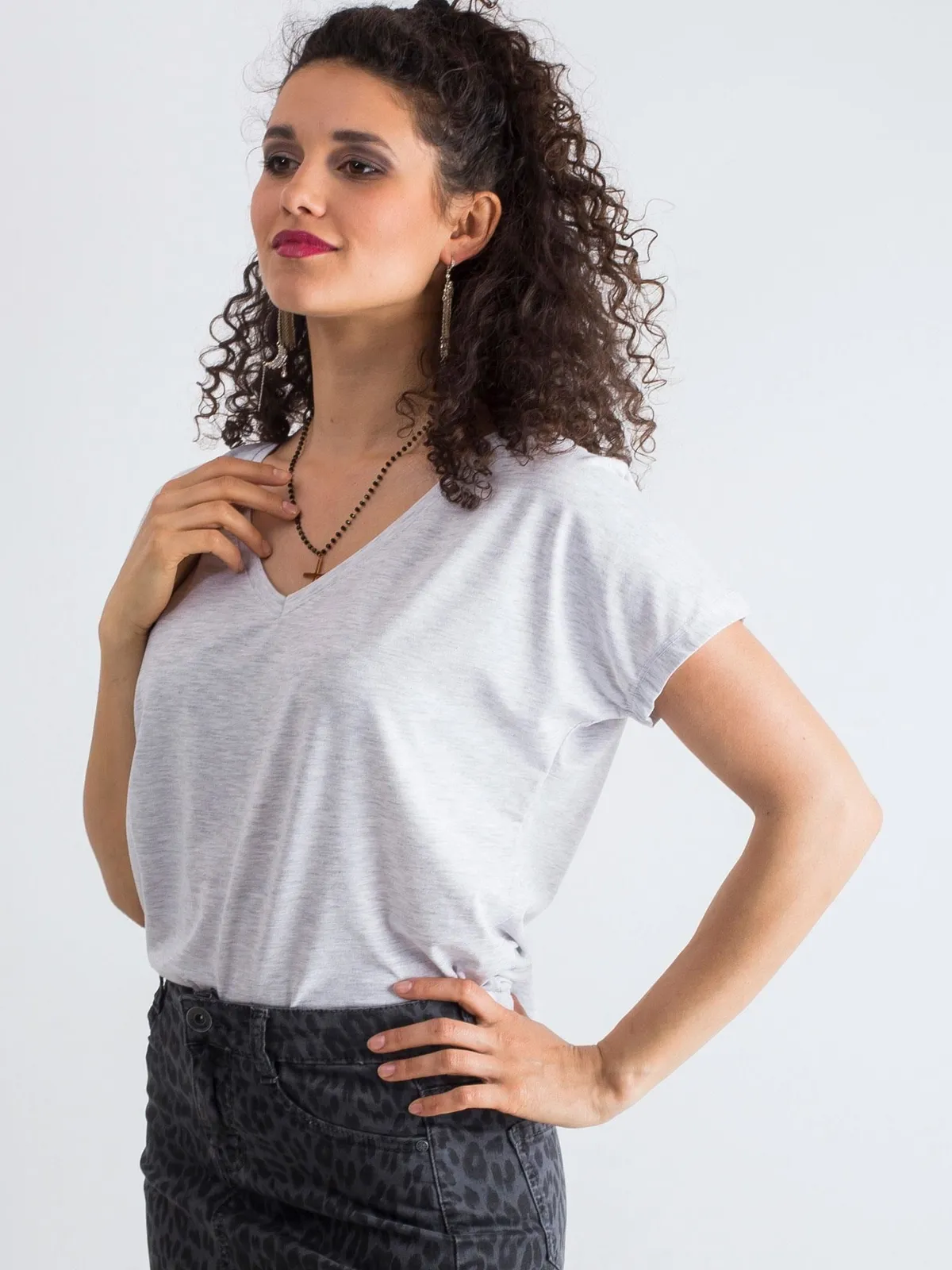 Melanżowy t-shirt V-neck jasnoszary - zdjęcie 2