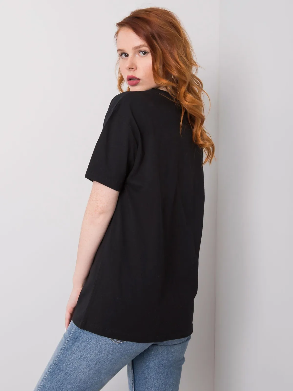 Czarny t-shirt z biżuteryjnymi aplikacjami - zdjęcie 3
