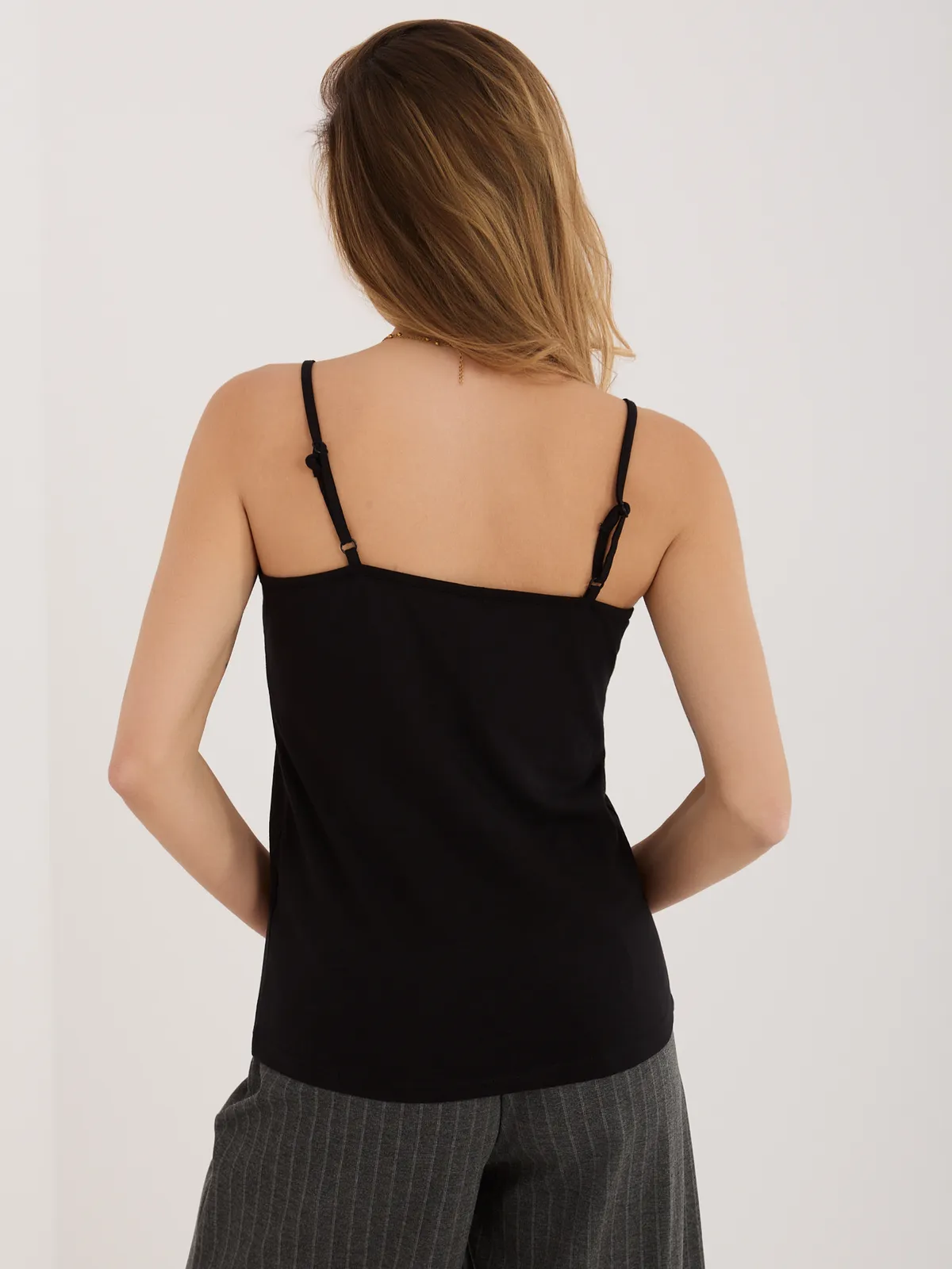 Minimalistyczny top na cienkich ramiączkach do stylizacji casual - zdjęcie 4