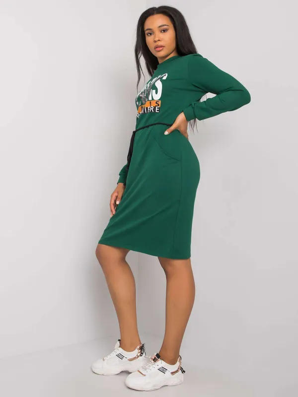 Zielona sukienka plus size z nadrukiem - widok 2