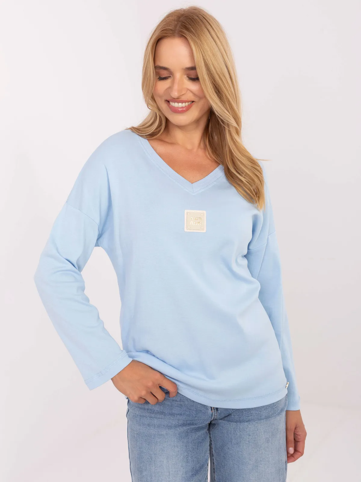 Casualowa bluzka z dekoltem w serek i naszywką - zdjęcie 1