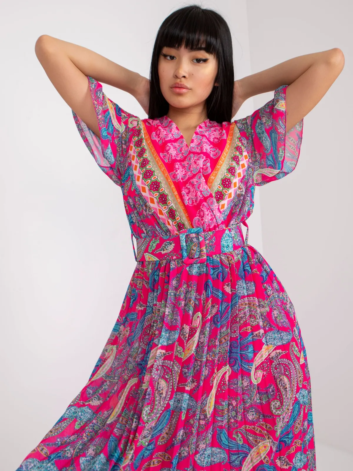 Sukienka midi o kroju kopertowym z paskiem - zdjęcie 1