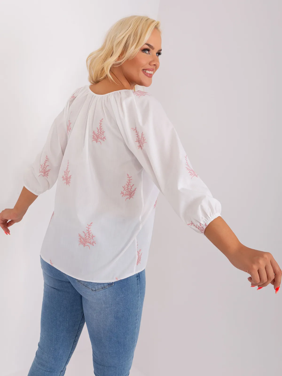 Biało-bródnoróżowa bluzka plus size we wzory - zdjęcie 5