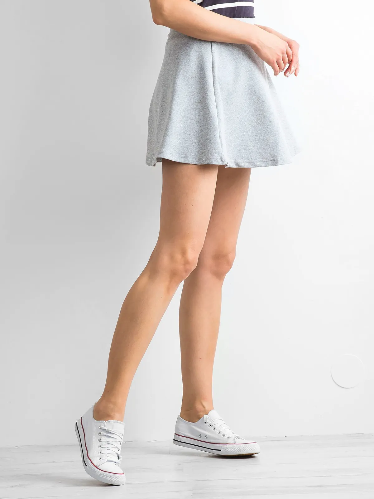 Jasnoszara spódnica mini rozkloszowana - zdjęcie 4