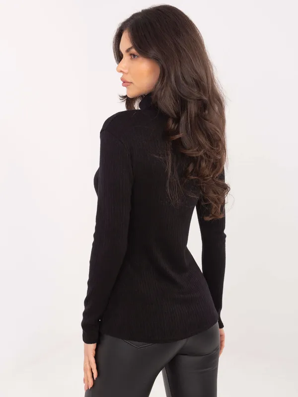 Dopasowany prążkowany golf z ozdobną broszką - widok 2