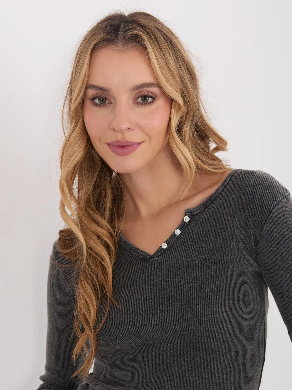 Dopasowana bluzka prążkowana z ozdobnym zapięciem - zdjęcie 1