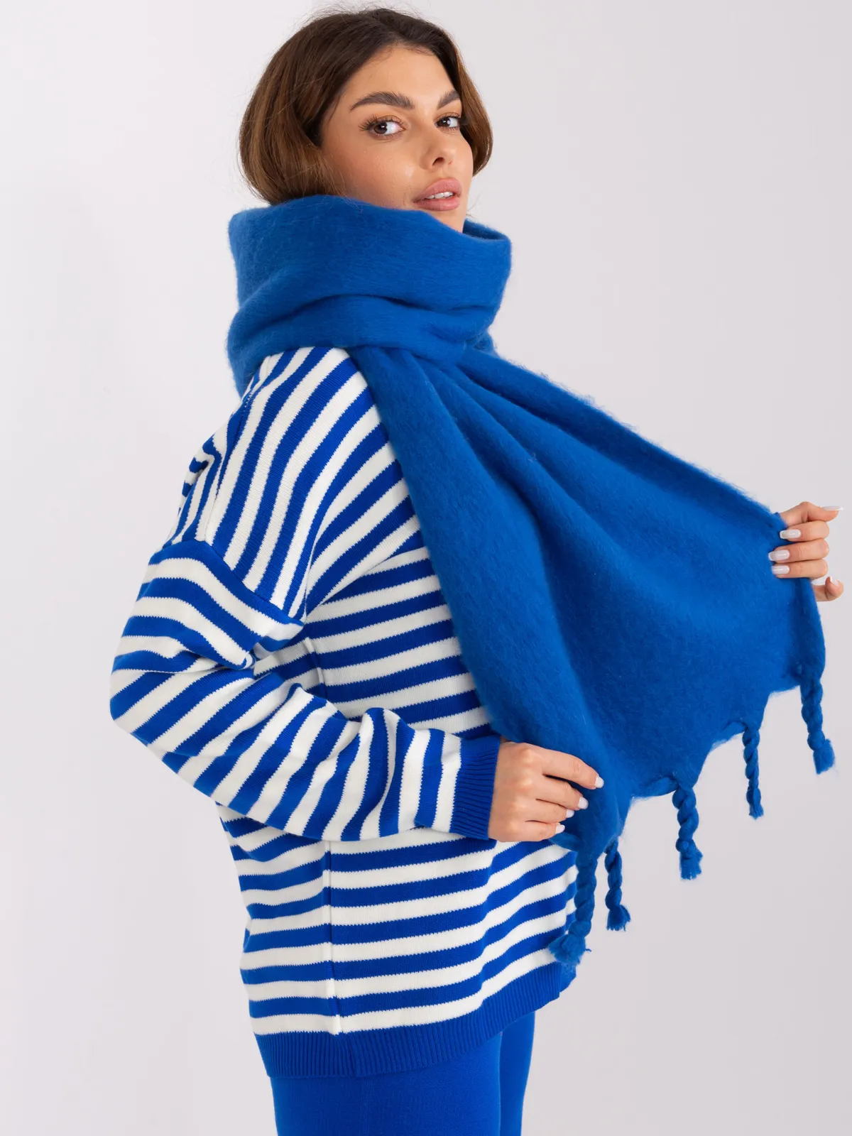 Miękki szal oversize z ozdobnymi frędzlami - zdjęcie 1