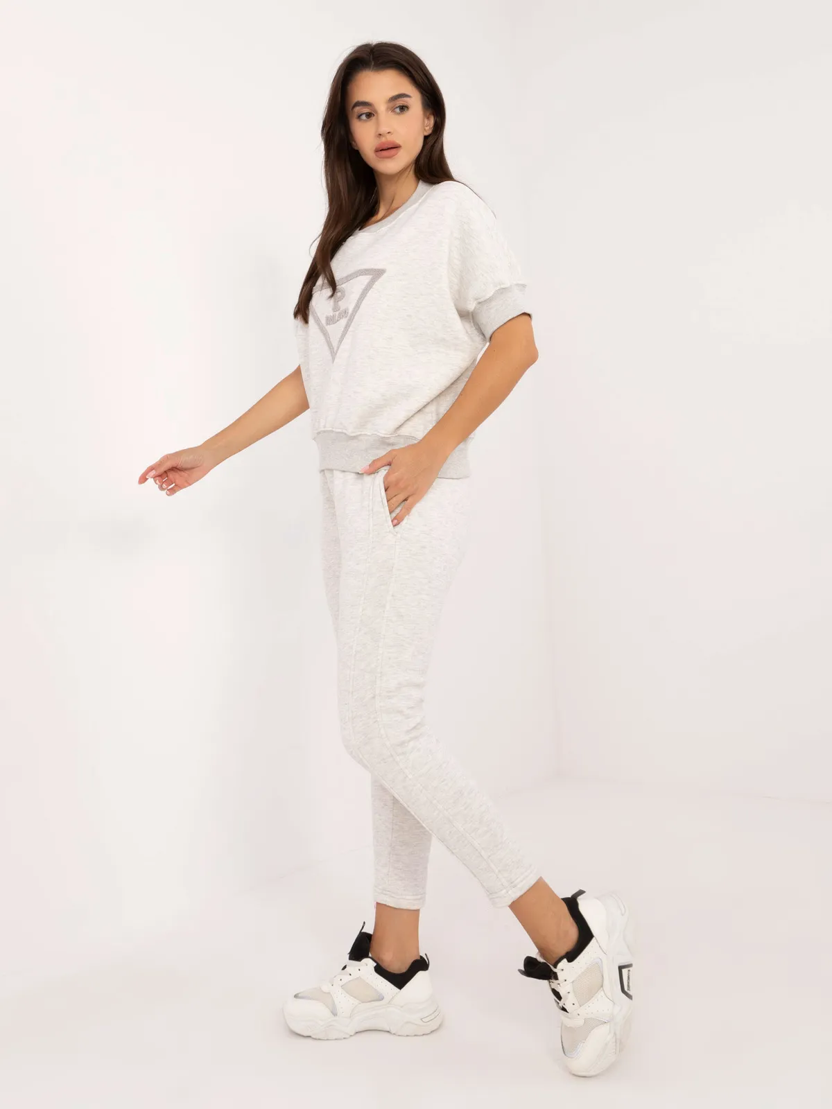 Sportowy komplet z bluzką oversize i spodniami - zdjęcie 1