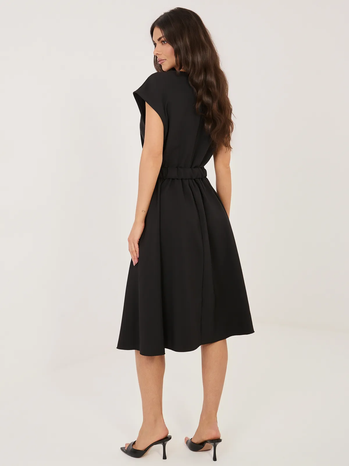 Elegancka sukienka midi z ozdobnym paskiem - zdjęcie 1