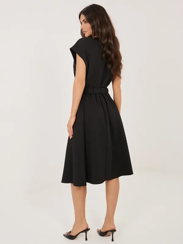 Elegancka sukienka midi z ozdobnym paskiem