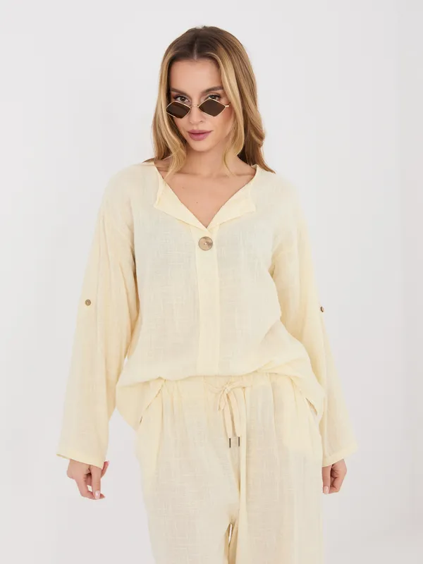 Casualowa koszula z podwijanymi rękawami i guzikami