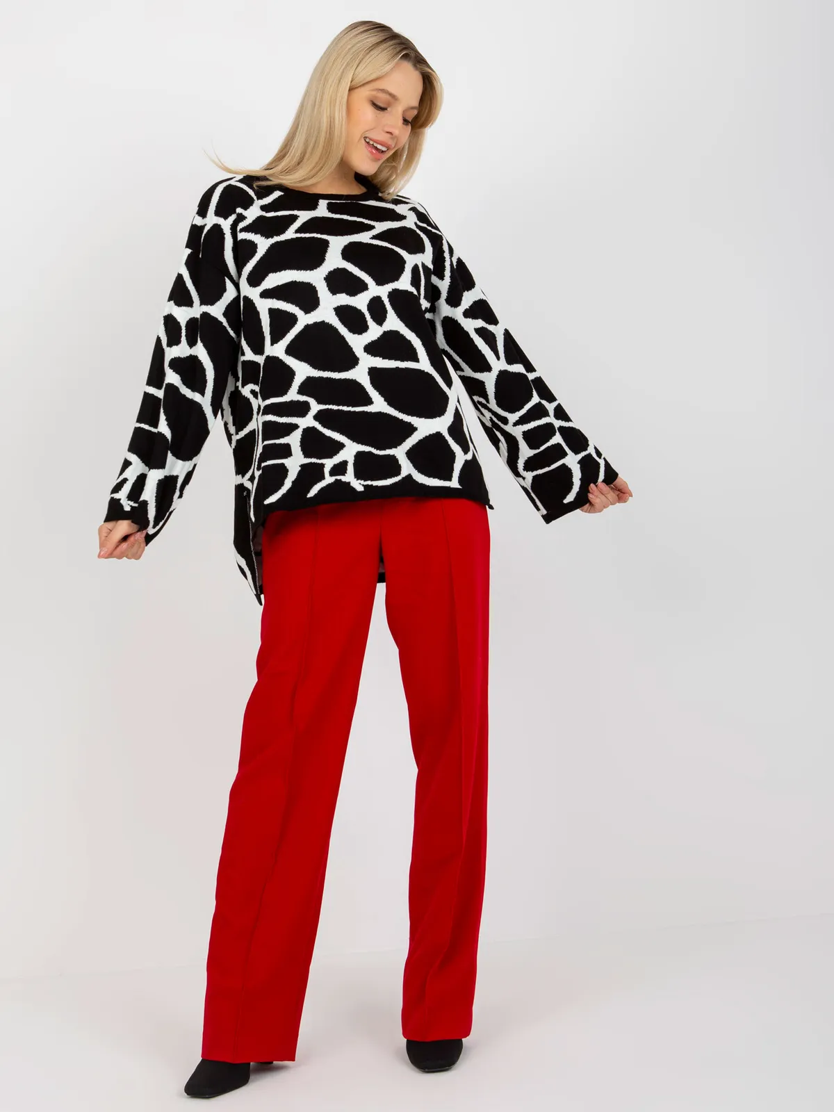 Biało-czarny wzorzysty sweter oversize - zdjęcie 1