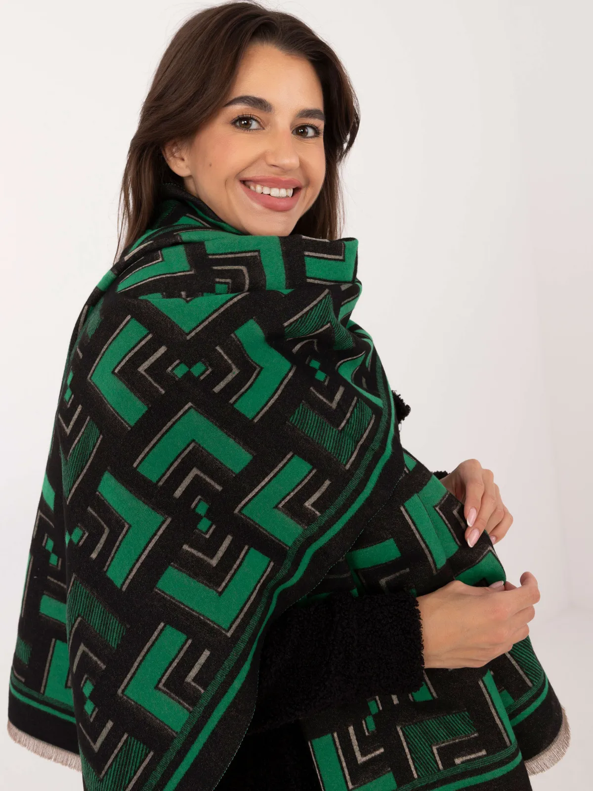 Oversize’owy szal z geometrycznym wzorem - zdjęcie 1