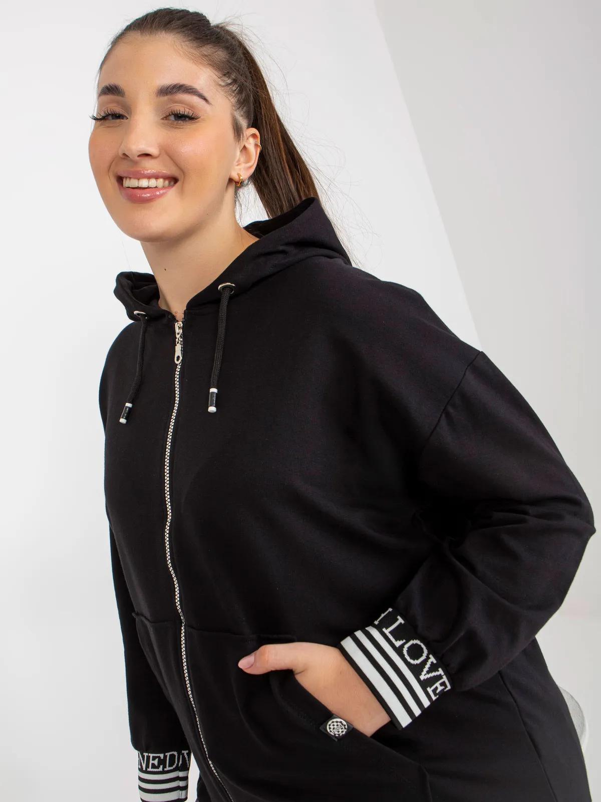 Czarna damska rozpinana bluza plus size z kapturem - zdjęcie 5