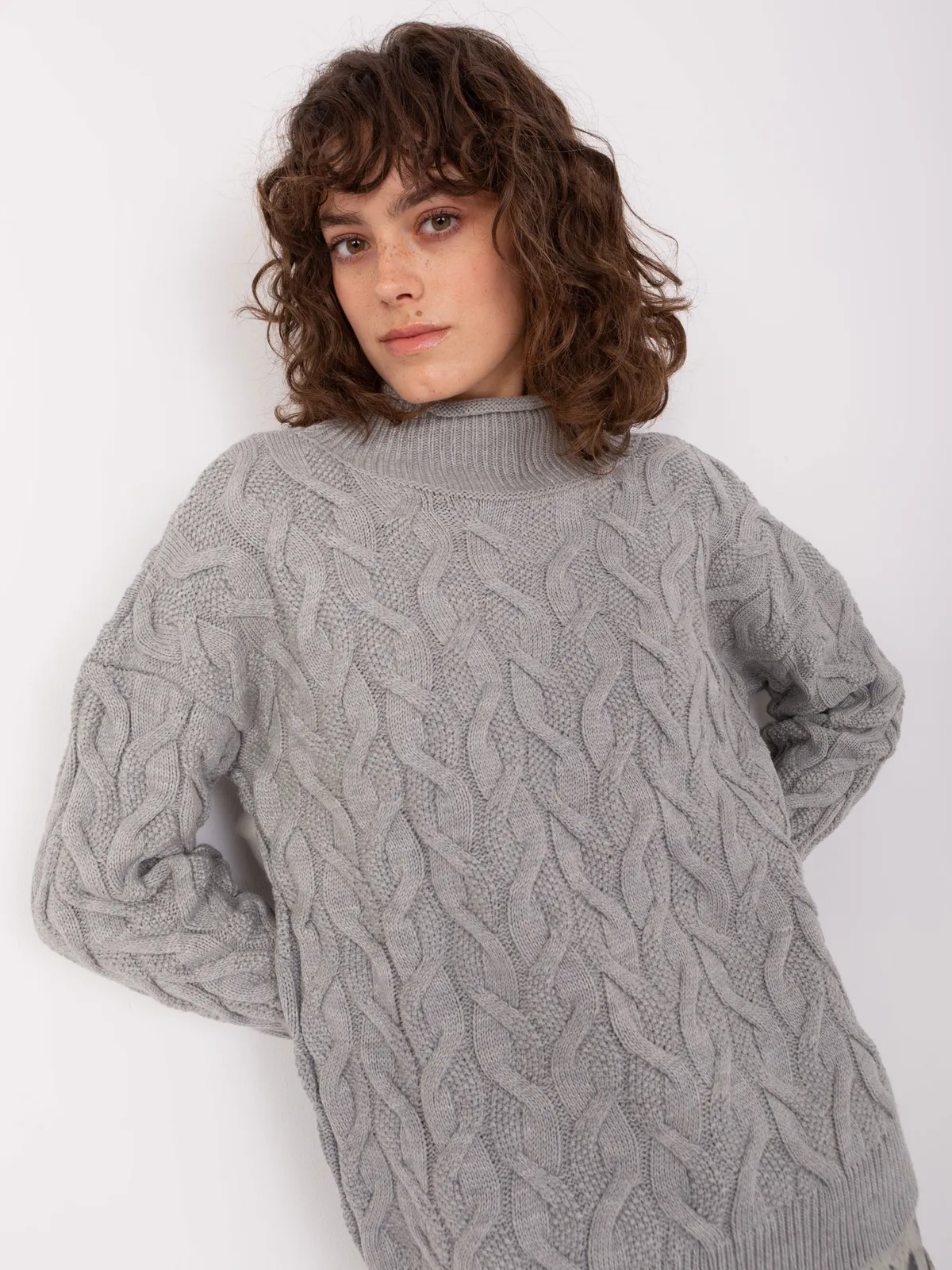 Szary damski dzianinowy sweter w warkocze - zdjęcie 5