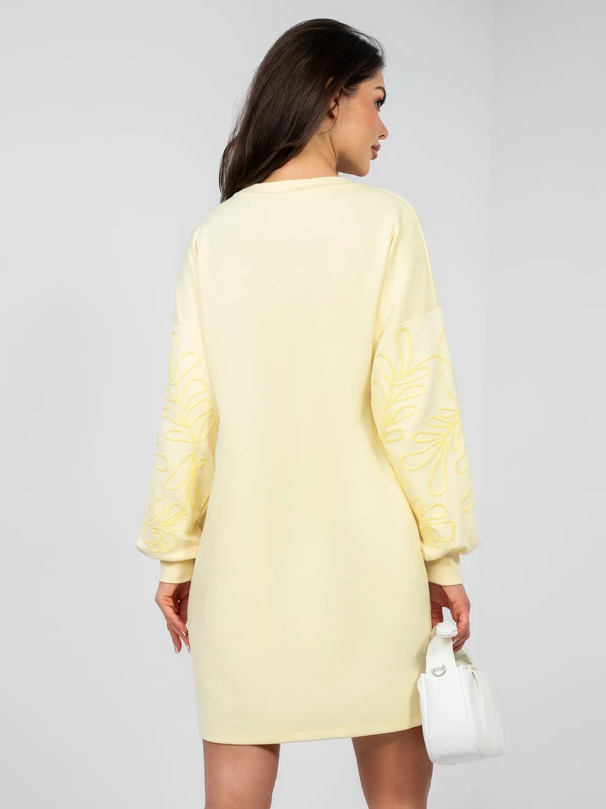 Casualowa sukienka mini z ozdobnym haftem na rękawach - zdjęcie 1