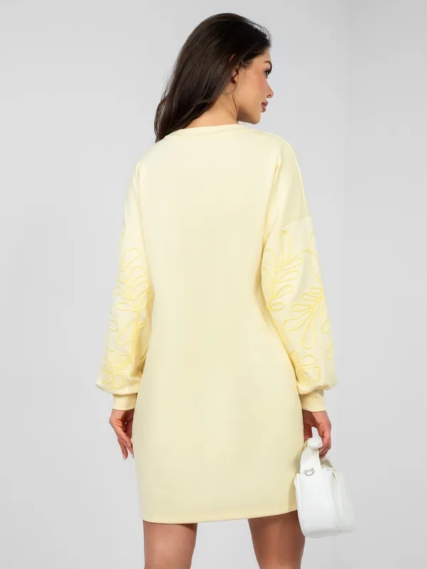 Casualowa sukienka mini z ozdobnym haftem na rękawach