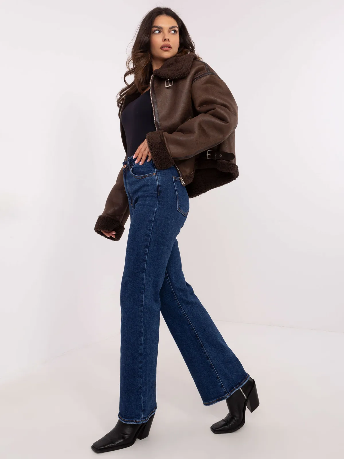 Klasyczne spodnie jeansowe z wysokim stanem - zdjęcie 1