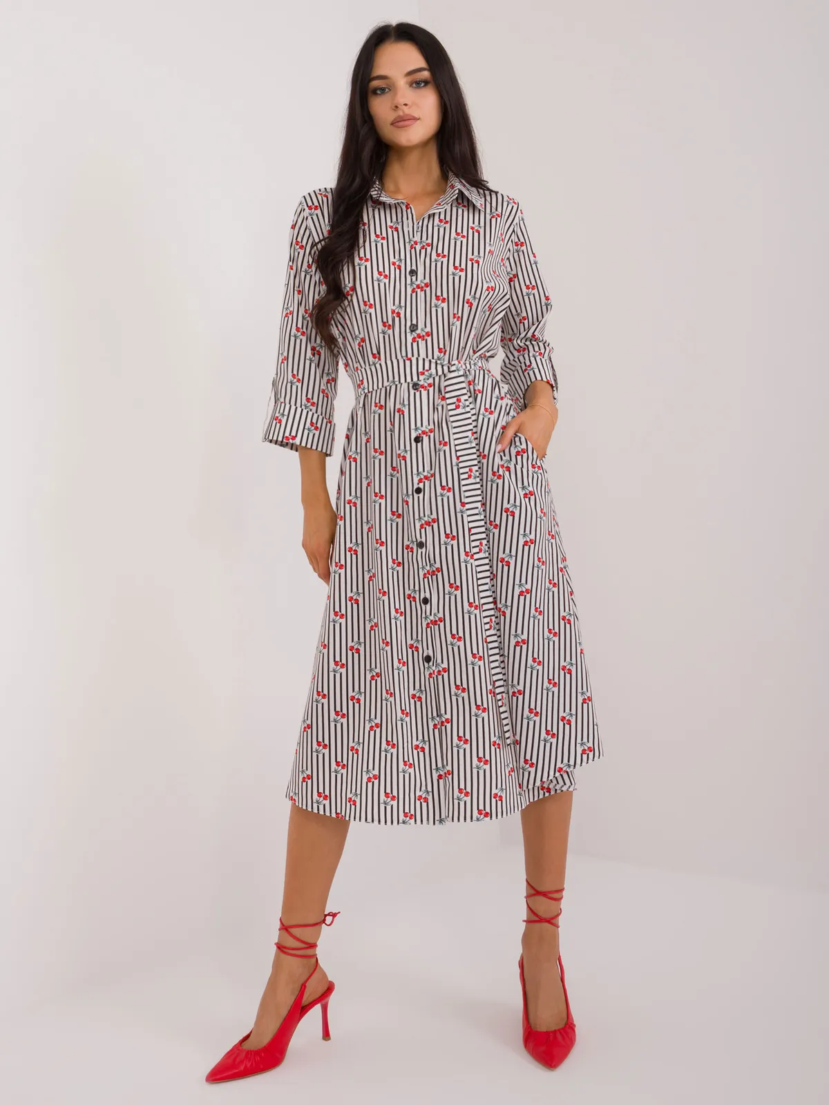 Sukienka koszulowa o kroju midi z paskiem - zdjęcie 1