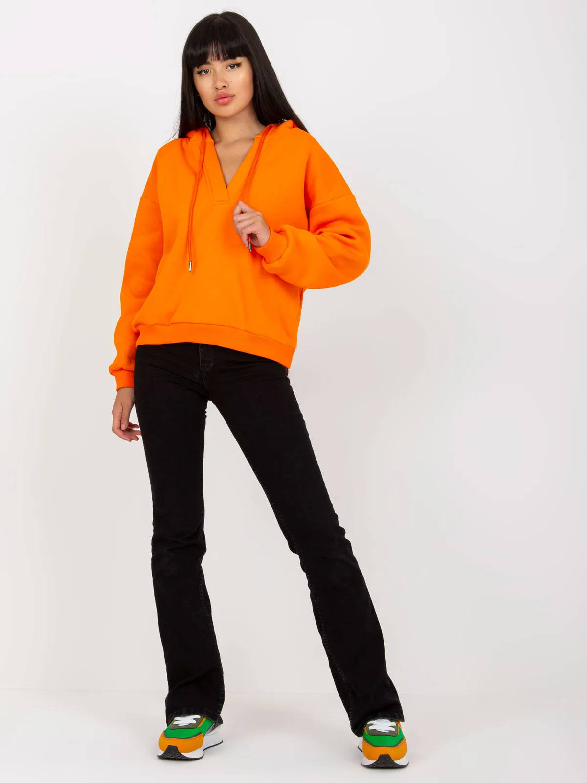 Pomarańczowa dresowa bluza basic z dekoltem V - zdjęcie 3