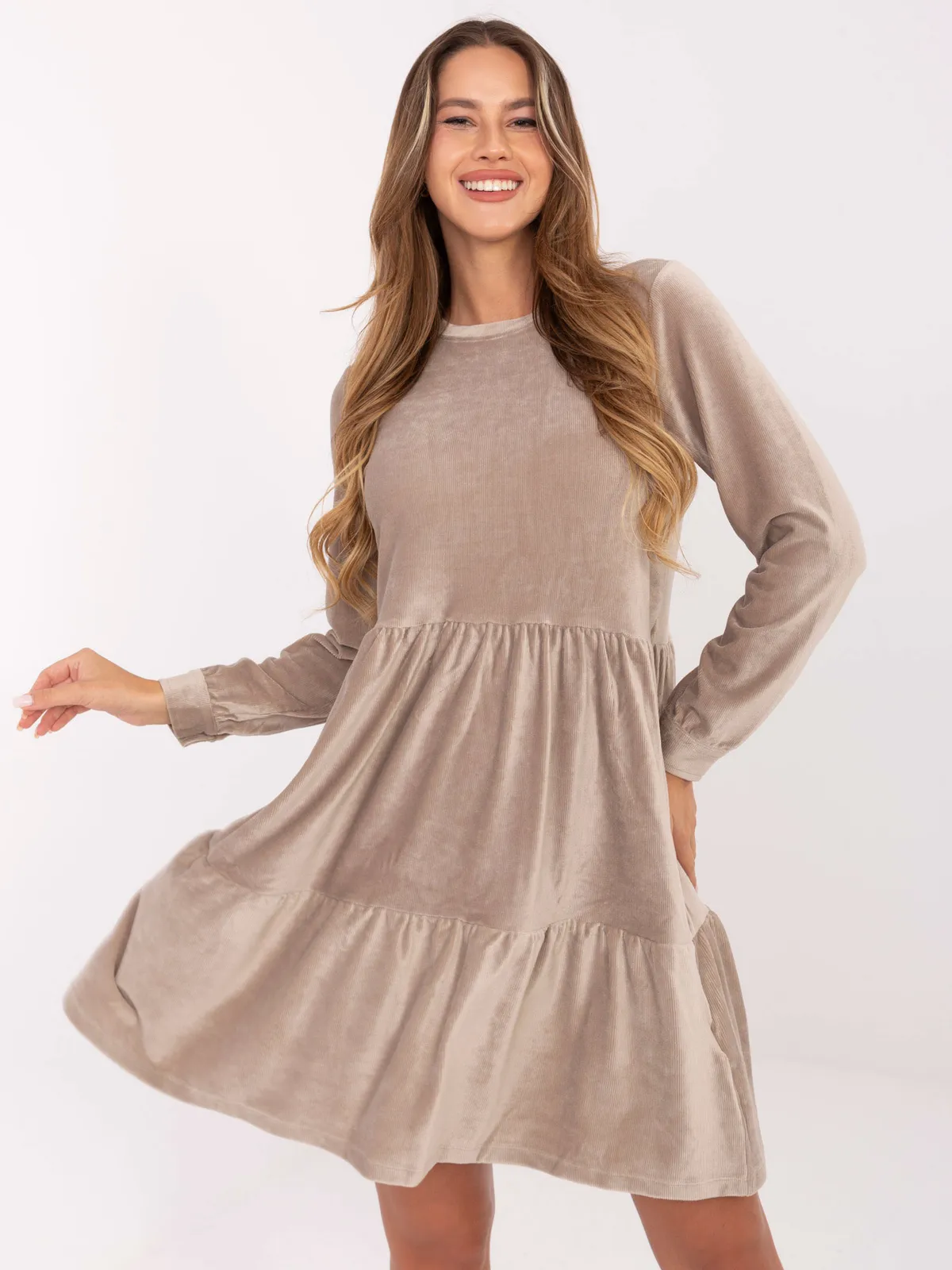 Sukienka mini o kroju oversize z falbanami - zdjęcie 2