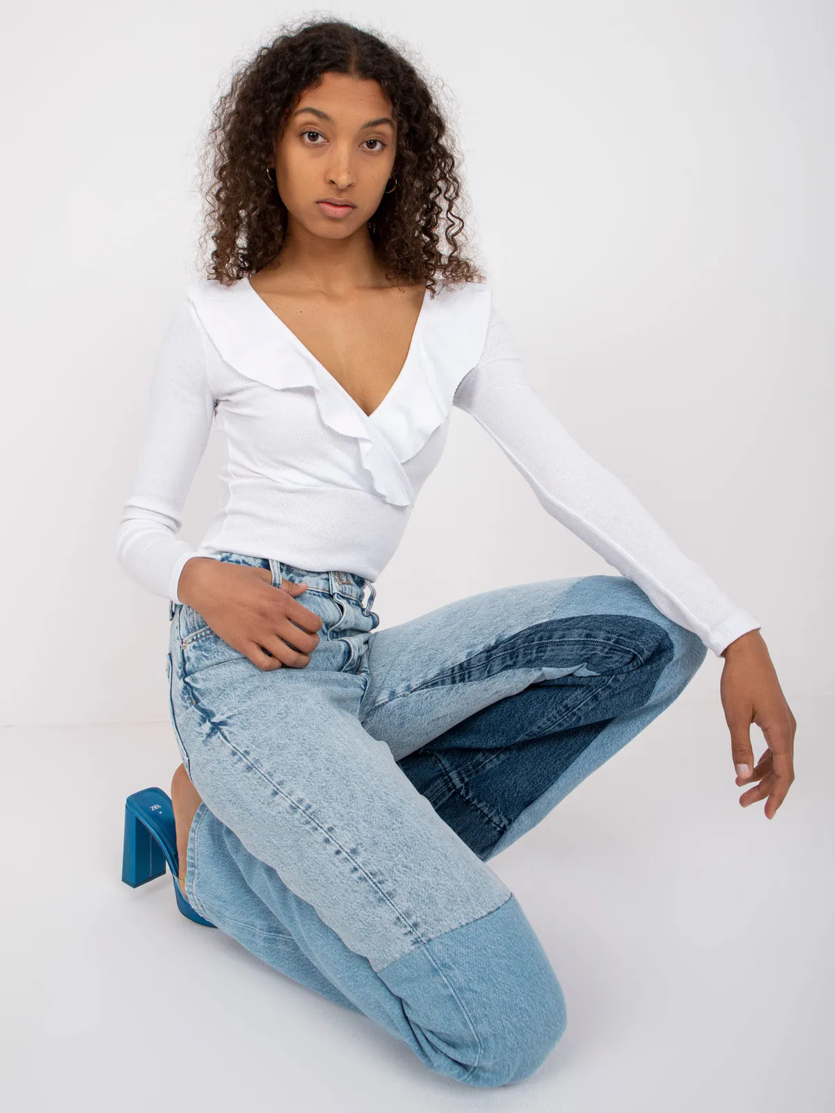 Dopasowana bluzka z głębokim dekoltem i falbanami - zdjęcie 1