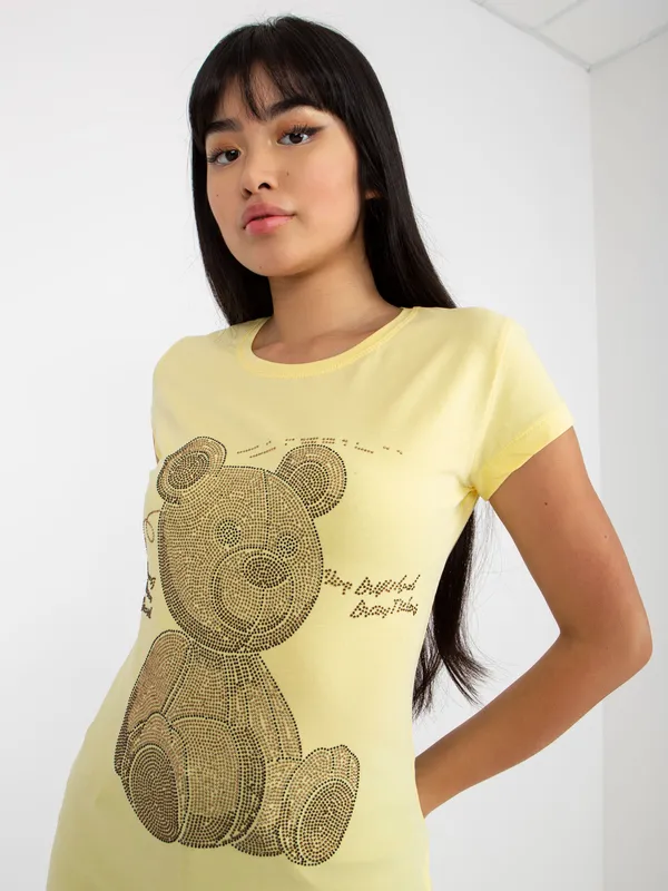 Jasnożółty dopasowany t-shirt z aplikacją misia - widok 2